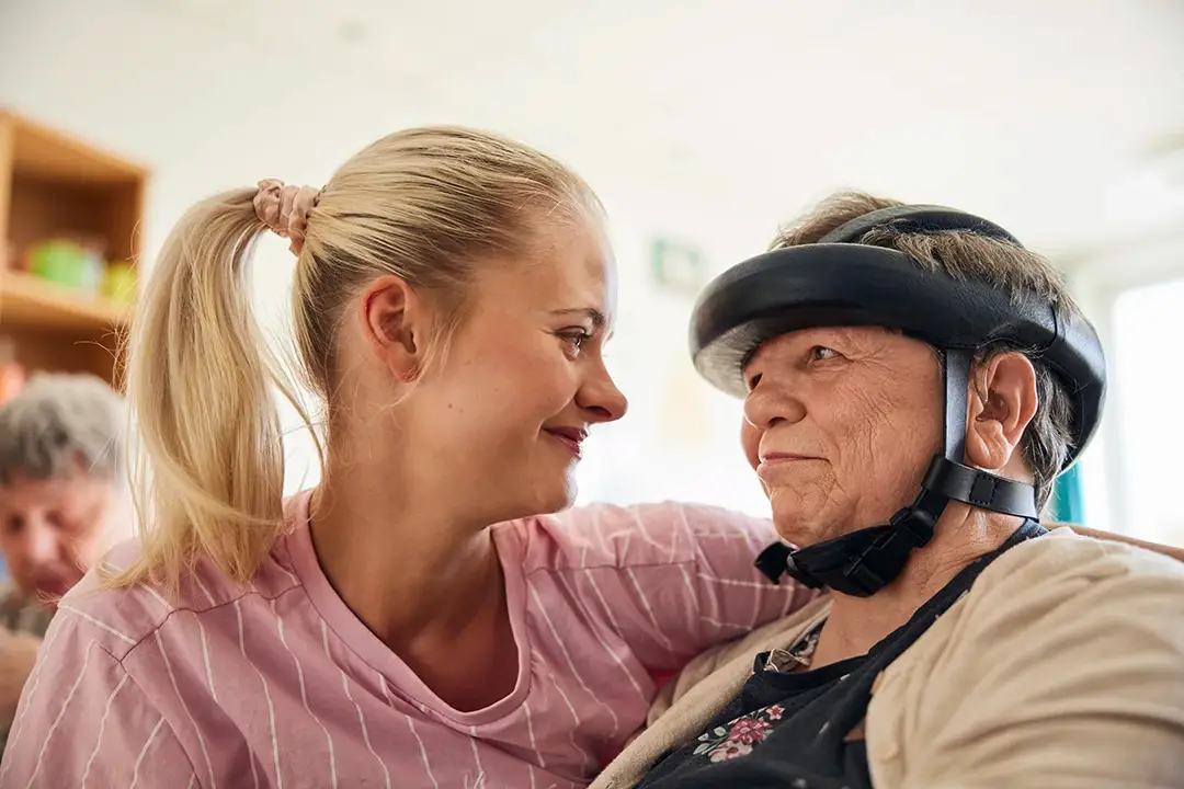 Zwei Frauen schauen sich freundlich an. Hier findest du Informationen zum Freiwilligendienst, sowie einem Direkteinstieg bei der Lebenshilfe Herford.