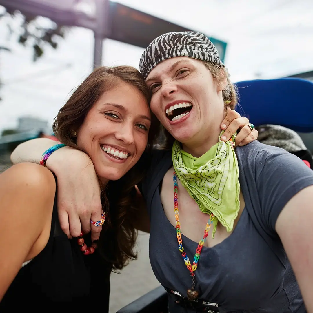 Zwei Frauen lachen herzlich und umarmen sich – ein lebendiger Moment voller Nähe, Freude und echter Verbindung, wie sie im Praktikum bei der Lebenshilfe Herford erlebbar wird.