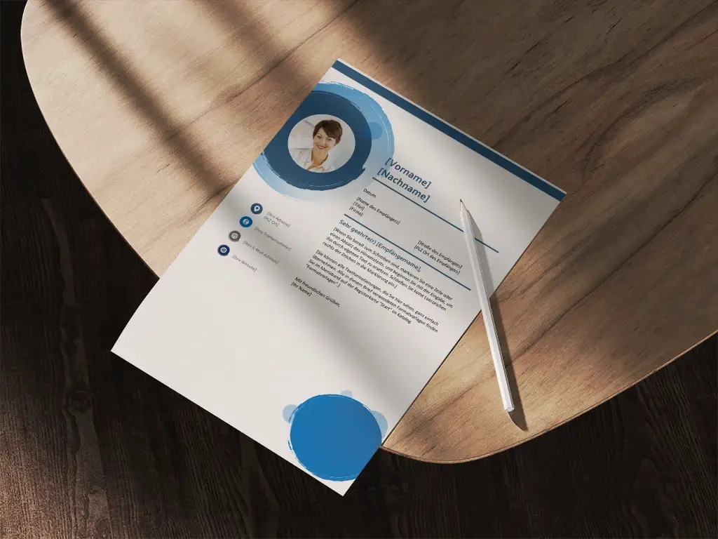 Eine Musterbewerbung der Lebenshilfe Herford auf einem Tisch.