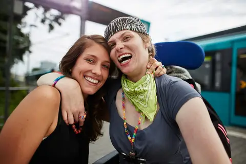 Zwei Frauen lachen herzlich und umarmen sich – gelebte Inklusion und Lebensfreude bei der Lebenshilfe Herford e.V.